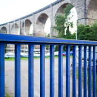 Bild: Stahlgittertor vor Ruhr-Viadukt