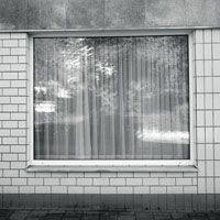 Bild: Fenster mit Gardine