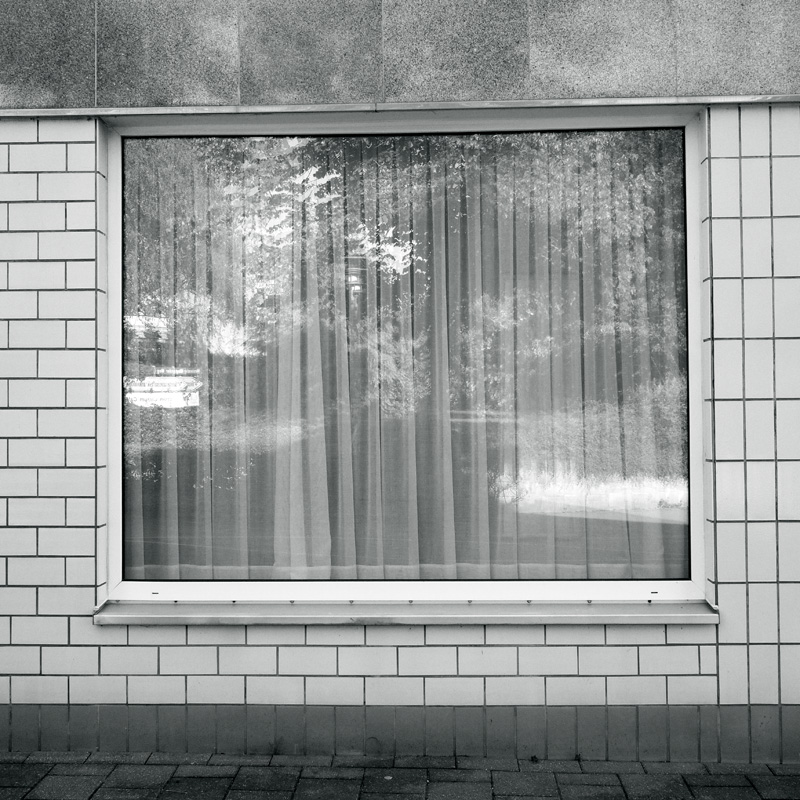 Bild: Fenster mit Gardine