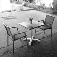 Bild: Tisch und Stühle