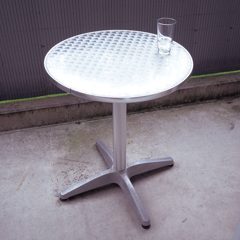 Bild: Tisch mit Trinkglas