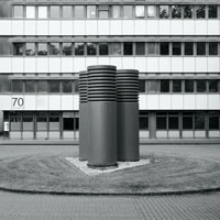 Bild: skulpturartige Lüftungsrohre vor Fassade, TU Dortmund