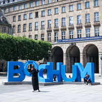 Bild: Skulptur Bochum mit Publikum vor dem Rathaus in Bochum