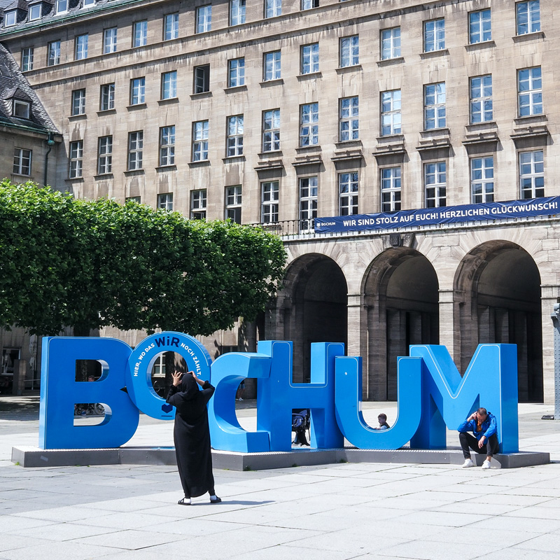 Bild: Skulptur Bochum mit Publikum vor dem Rathaus in Bochum