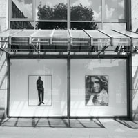 Bild: Schaufenster mit Modefotografien