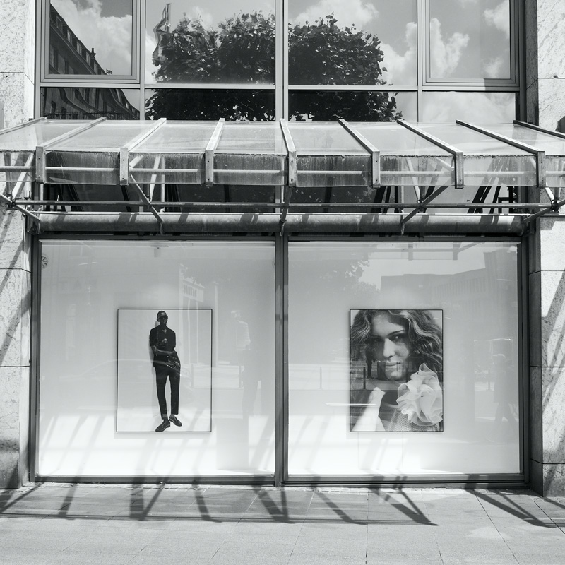 Bild: Schaufenster mit Modefotografien