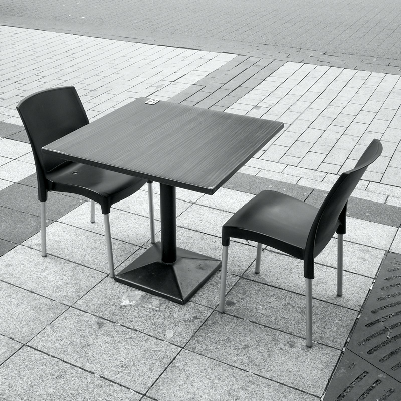 Bild: Tisch und Stühle