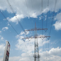 Bild: Strommast und Tankstellenschild