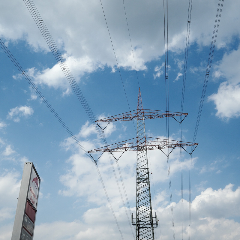 Bild: Strommast und Tankstellenschild